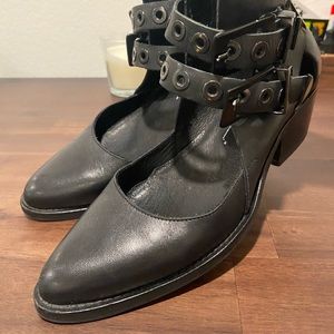 🕸🕷✨Intentionally Blank leather booties